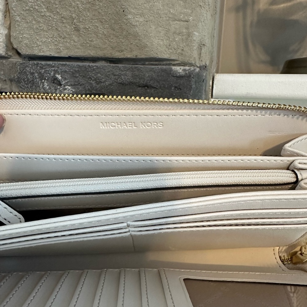 Michael Kors Zip Around Wallet-Beige - Picture 4 of 6